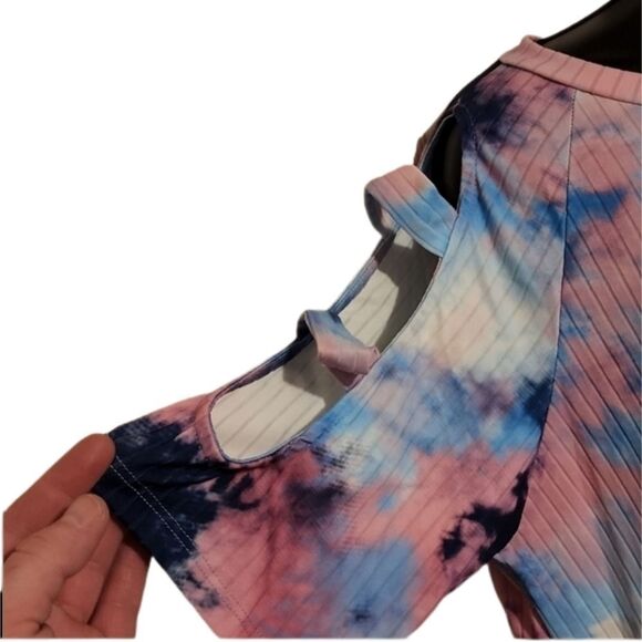 NWT Cold shoulder top - Picture 2 of 3